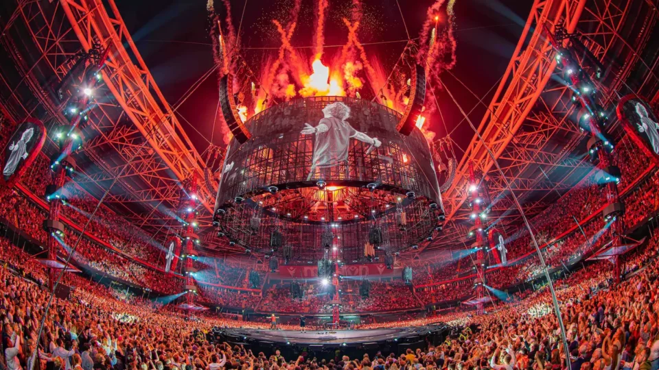 BlackTrax en la gira mundial de Ed Sheeran con escenario circular y sincronización de iluminación y pirotecnia en concierto en estadio
