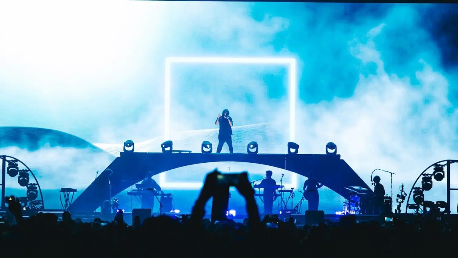 Escenario del concierto con Meyer Sound PANTHER en el Movistar Arena y despliegue de sonido para gran formato