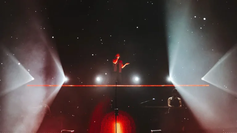 Mikel Izal en directo con Meyer Sound PANTHER en el Movistar Arena durante el cierre de gira en Madrid