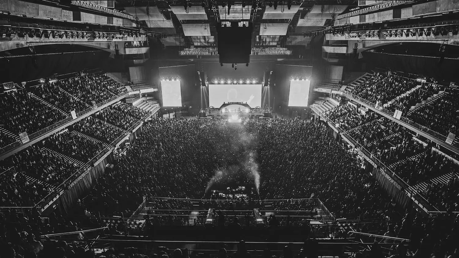 Meyer Sound PANTHER en el Movistar Arena durante el concierto de Mikel Izal en Madrid con el recinto lleno
