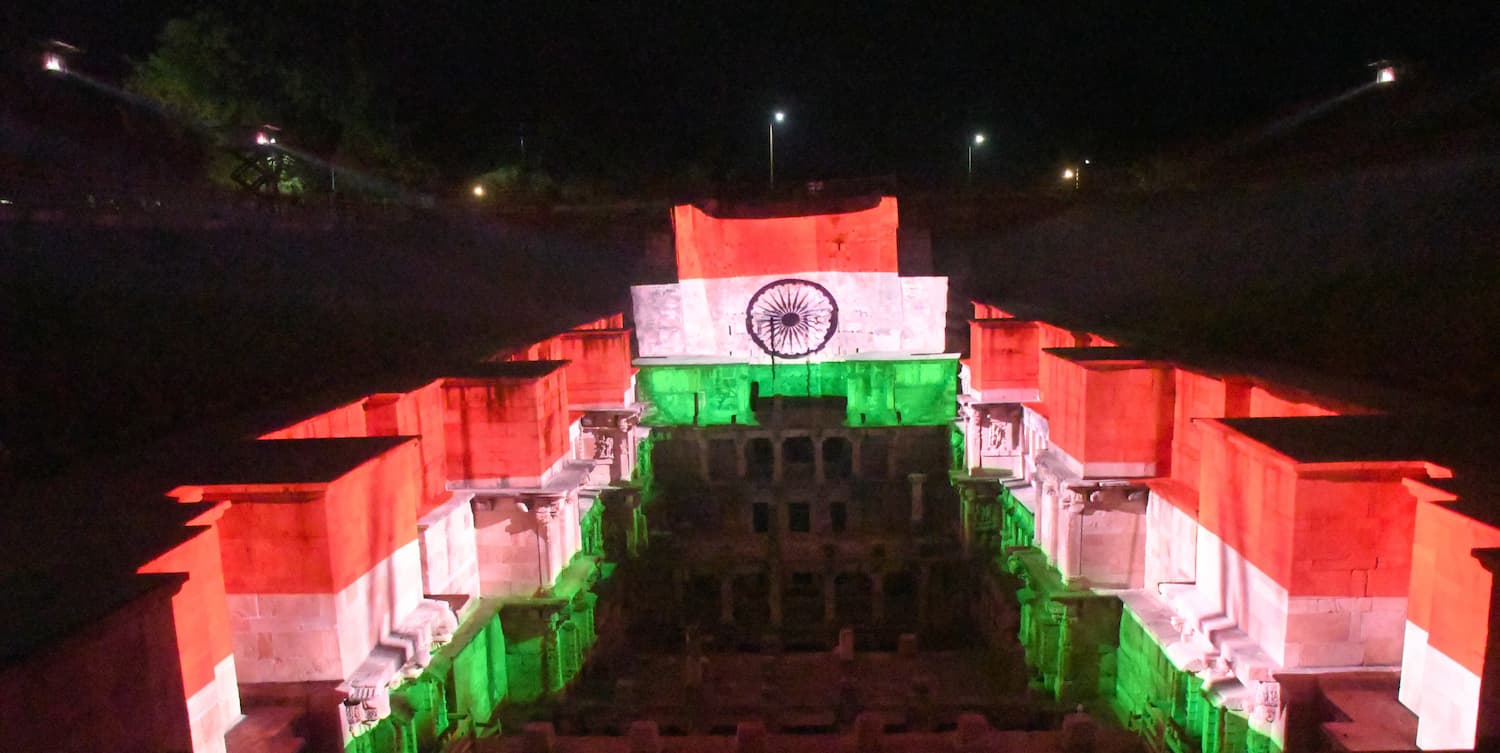 Proyectores láser RGB puro de Christie iluminando Rani-ki-Vav con mapping patrimonial 4K y bandera de India