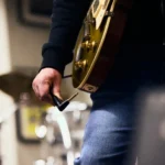 FLIPJACK de Adam Hall Cables junto a una guitarra eléctrica antes de conectar el cable en directo