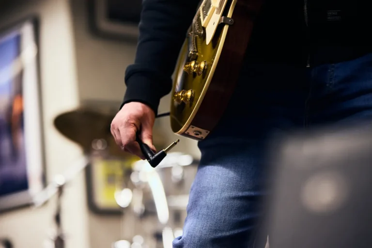 FLIPJACK de Adam Hall Cables junto a una guitarra eléctrica antes de conectar el cable en directo