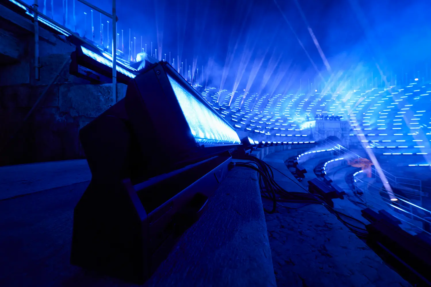 Detalle de Cameo OTOS L16 como barra móvil IP65 en una instalación de iluminación profesional