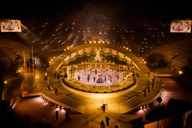 Cameo OTOS L16 en el Arena di Verona durante una ceremonia deportiva con iluminación escenográfica