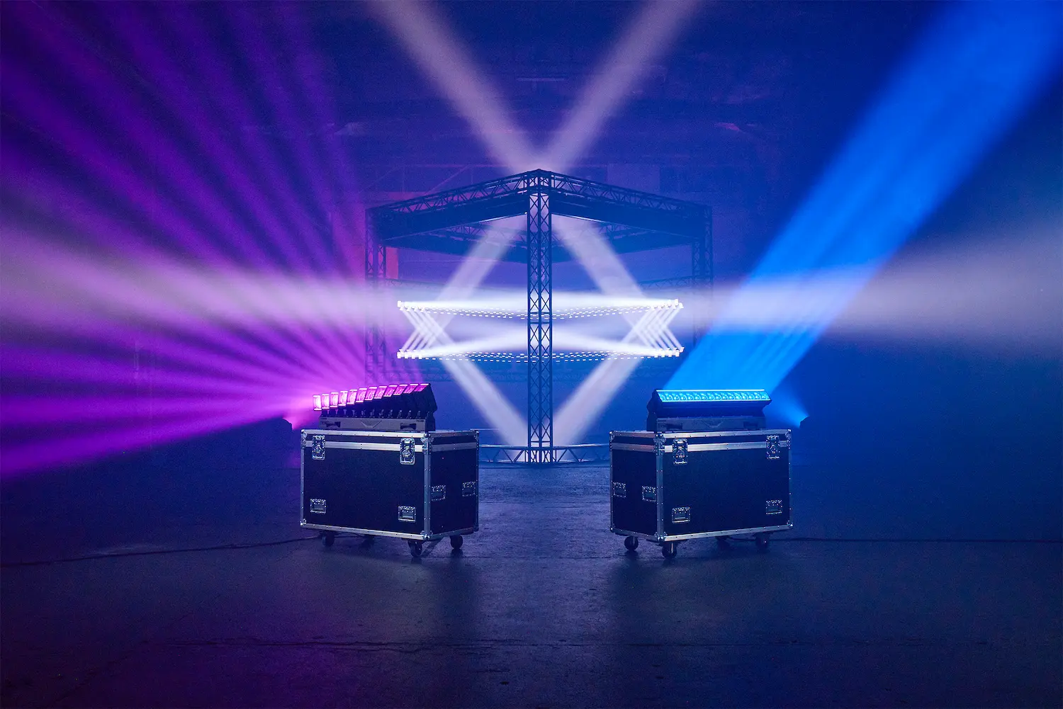 Cameo OTOS LC12 y OTOS L16 creando haces cinéticos en montaje de iluminación escénica