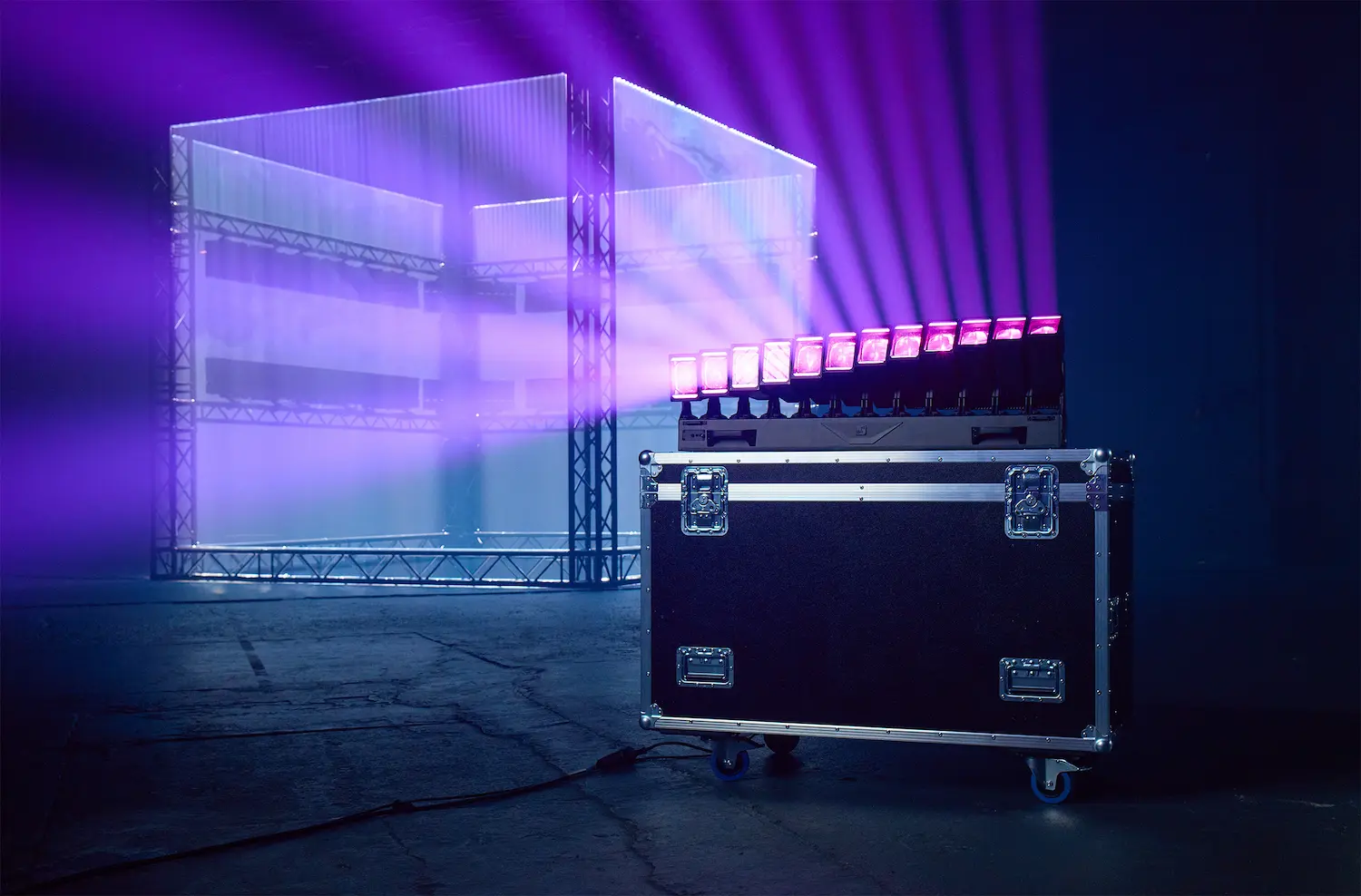 Cameo OTOS LC12 y OTOS L16 mostrando iluminación dinámica IP65 sobre flight case