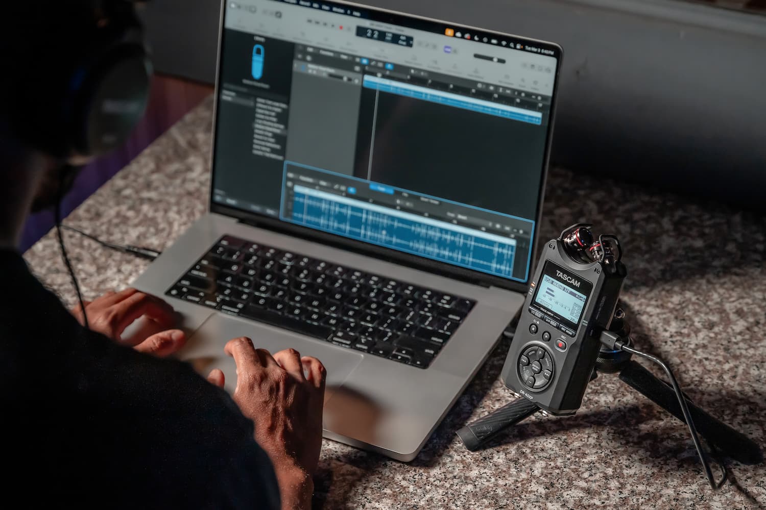 TASCAM DR-40XP utilizada como grabadora portátil USB-C conectada a ordenador para producción de audio