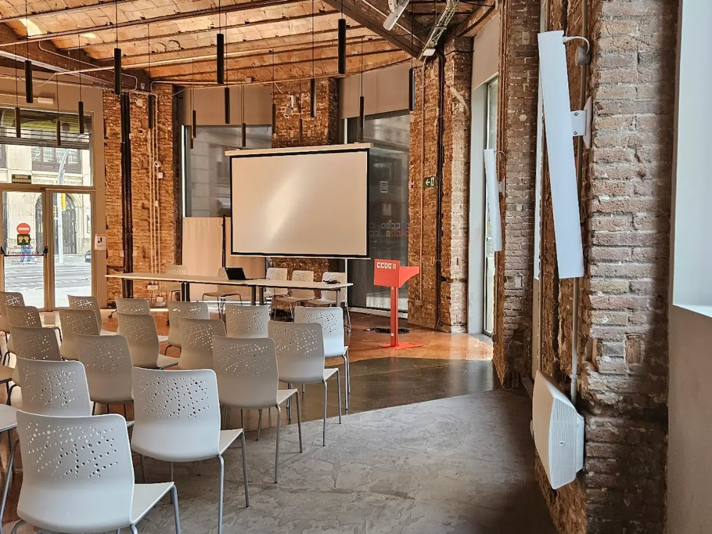 Proyecto de integración audiovisual Power 94 con columnas AUDAC AXIR en sala de conferencias de Barcelona