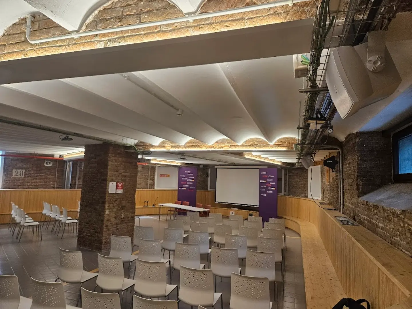 Sistema de sonido profesional AUDAC en auditorio corporativo para eventos, reuniones y presentaciones en Barcelona