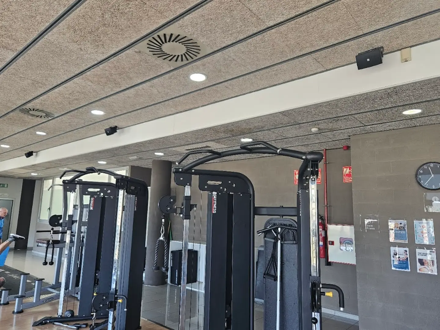 Audio profesional con control por zonas en centro deportivo de Barcelona con altavoces AUDAC WX502