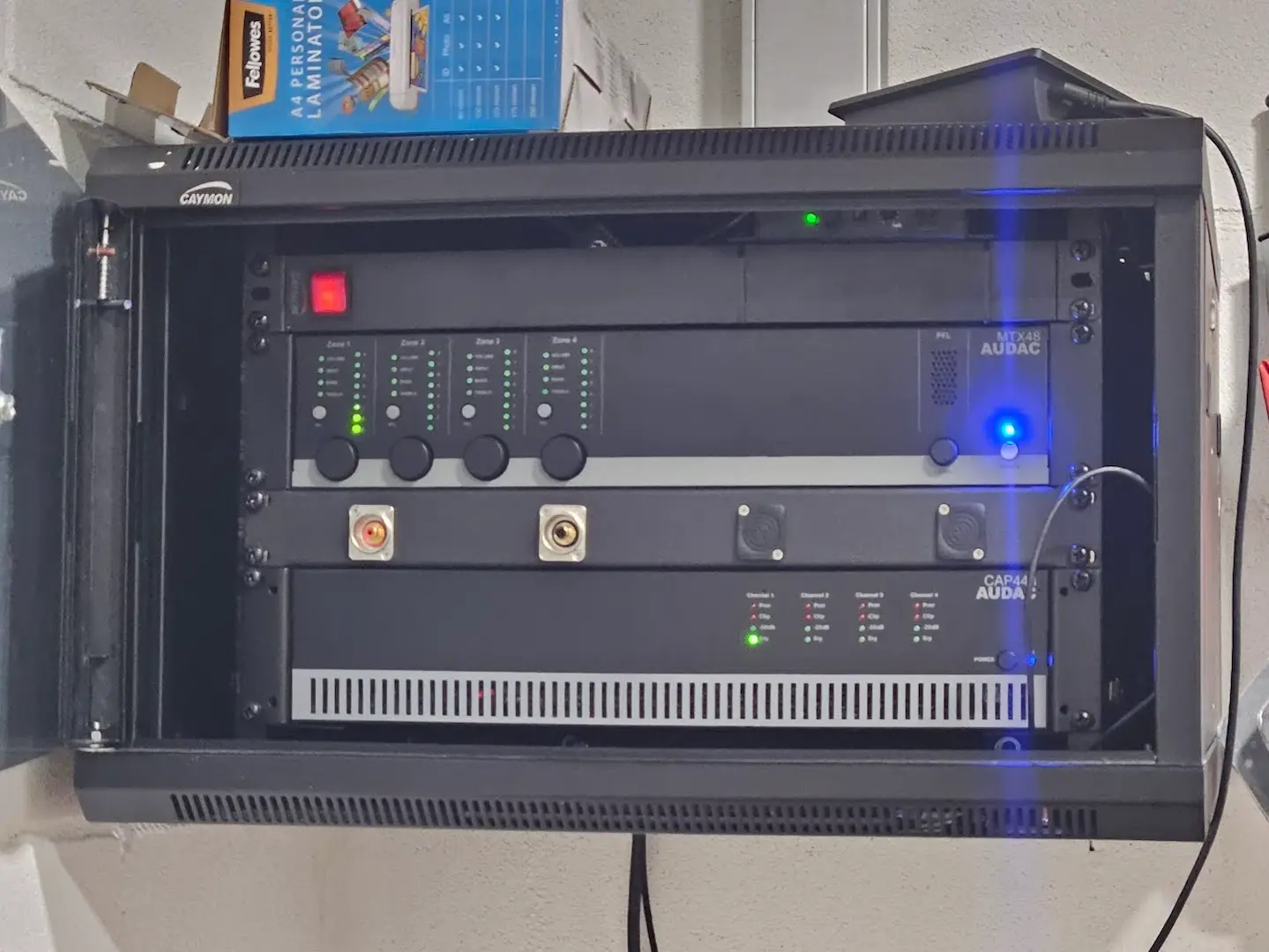 Rack audiovisual profesional con matriz AUDAC MTX48 y amplificación CAP448 para instalación de sonido profesional