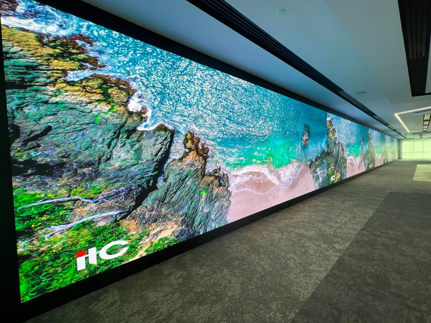 Imagen 3
Pantallas LED profesionales ITC para instalación fija en pasillo corporativo con contenido inmersivo
