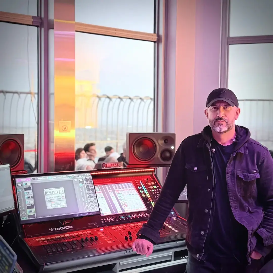 Sistema inalámbrico Sound Devices Astral HH en configuración de audio profesional en directo con consola DiGiCo