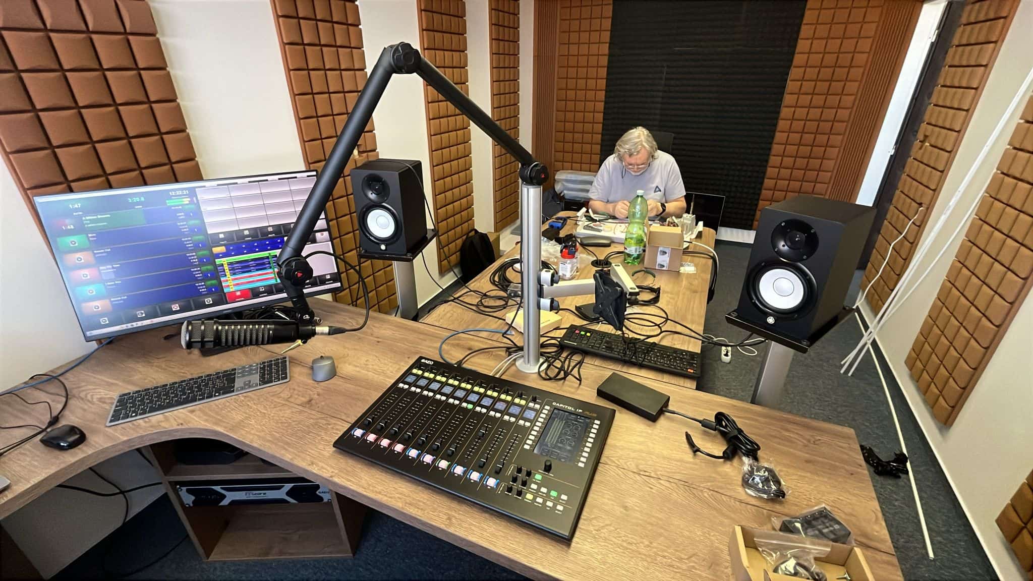 AEQ en EDU Radio Praga instala la consola Capitol IP Plus para la transmisión en vivo en sus estudios de radio 2 aeq-capitol-ip-plus-edu-radio