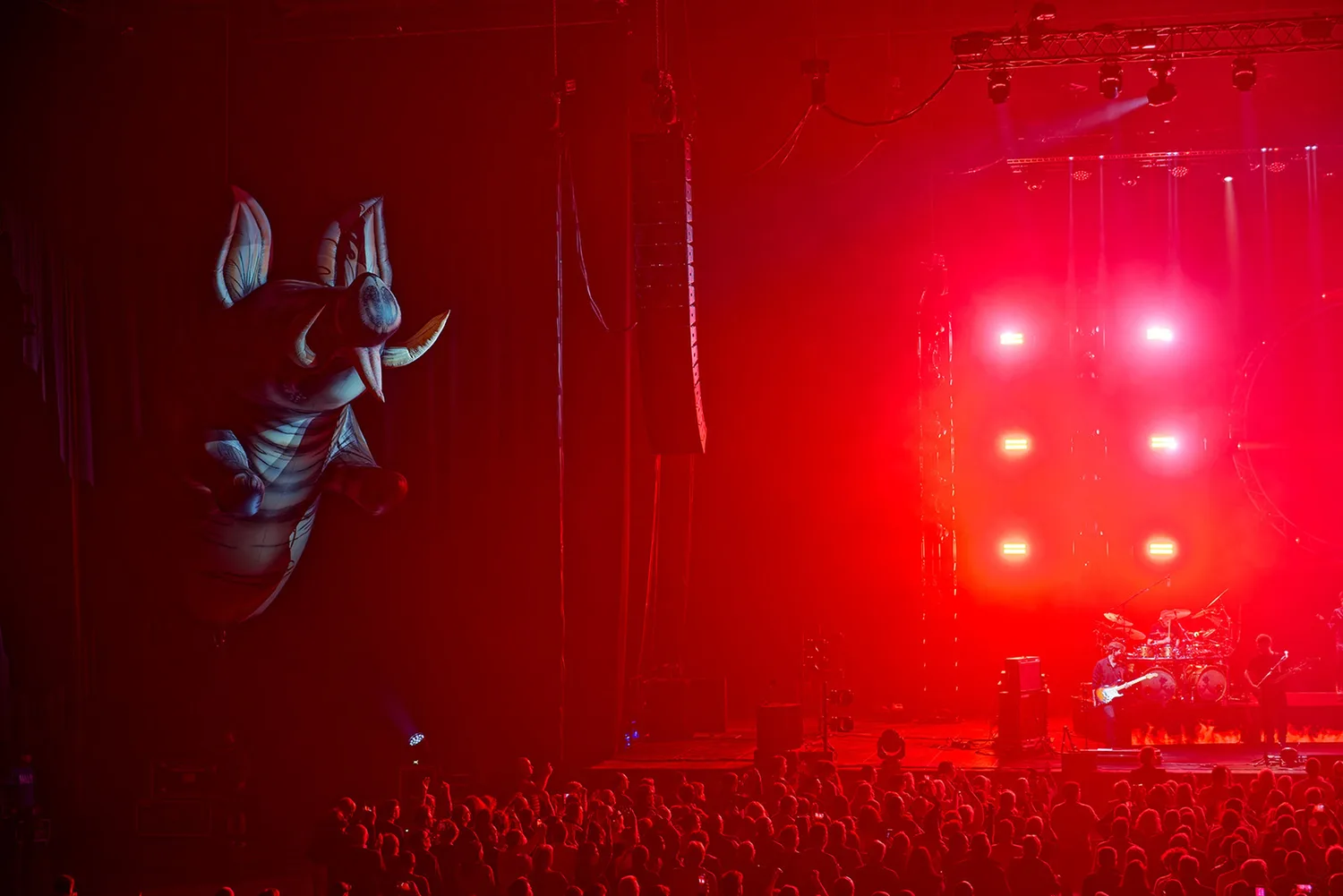 Line array Martin Audio WPC desplegado por 22live para la gira mundial de The Australian Pink Floyd Show
