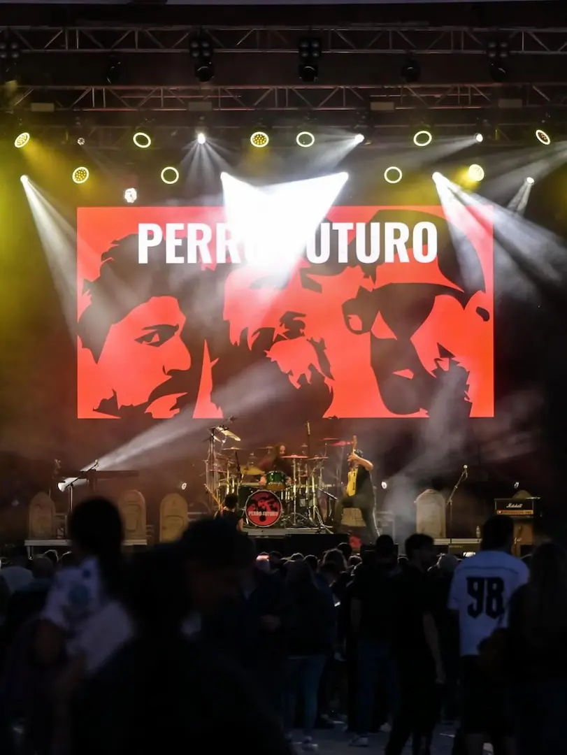 Meyer Sound en el Día de Castilla y León durante la actuación de Perro Futuro con escenario, pantalla LED e iluminación profesional
