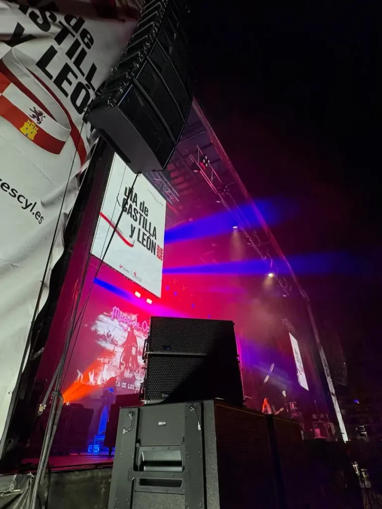 Meyer Sound en el Día de Castilla y León durante el montaje escénico con iluminación y sistema de sonido para concierto en directo