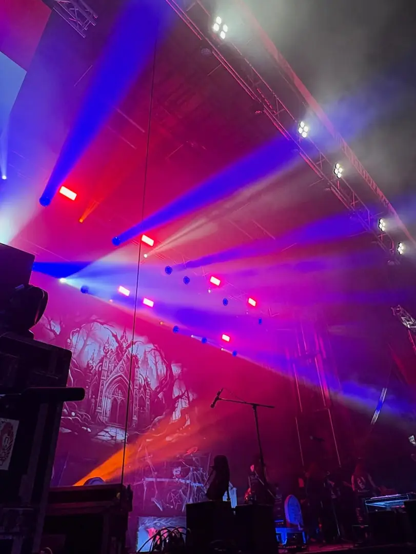 Meyer Sound en el Día de Castilla y León durante el montaje escénico con iluminación y sistema de sonido para concierto en directo