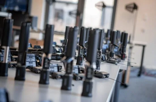 Equipos técnicos de Agorà y Sennheiser reunidos en Wedemark para coordinar la instalación de audio del Festival de Eurovisión