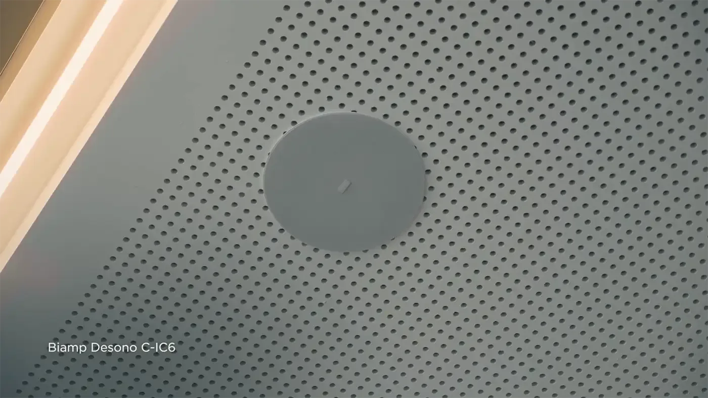 Altavoz Biamp Desono C-IC6 empotrado en techo para música ambiental en oficinas Quintessential