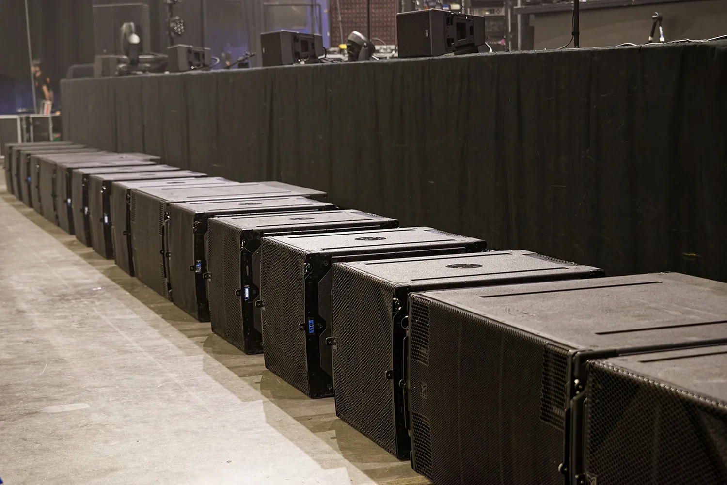 Amplificadores Martin Audio IKON iK42 sobre red Dante para la gira profesional de The Australian Pink Floyd Show