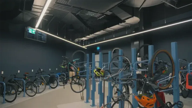 Aparcamiento de bicicletas de las oficinas Quintessential con audio multizona Biamp