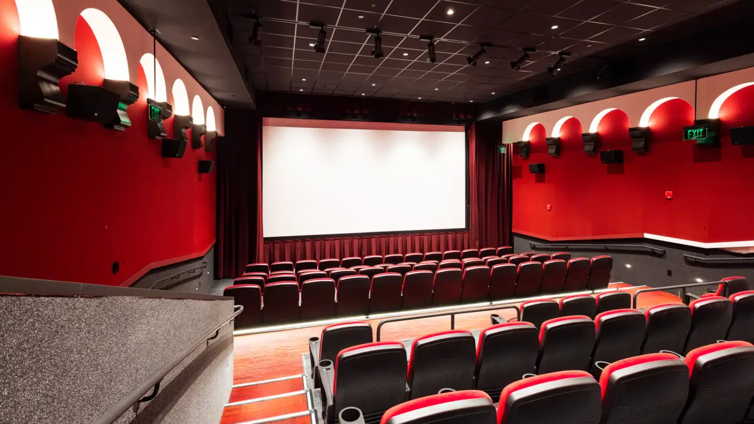 Altavoces ASTRYA de Meyer Sound instalados en sala Dolby Atmos del McHurley Film Center