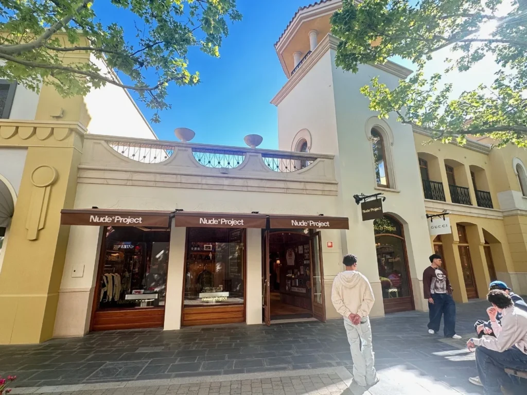 Fachada de la tienda Nude Project en Las Rozas Village con instalación de sonido AUDAC