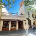 Fachada de la tienda Nude Project en Las Rozas Village con instalación de sonido AUDAC