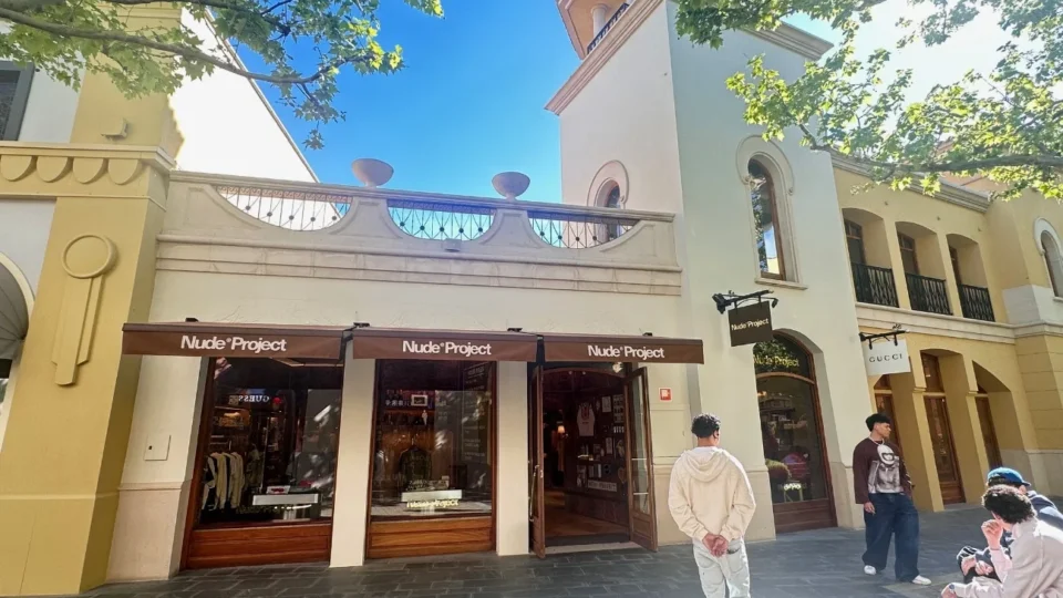 Fachada de la tienda Nude Project en Las Rozas Village con instalación de sonido AUDAC