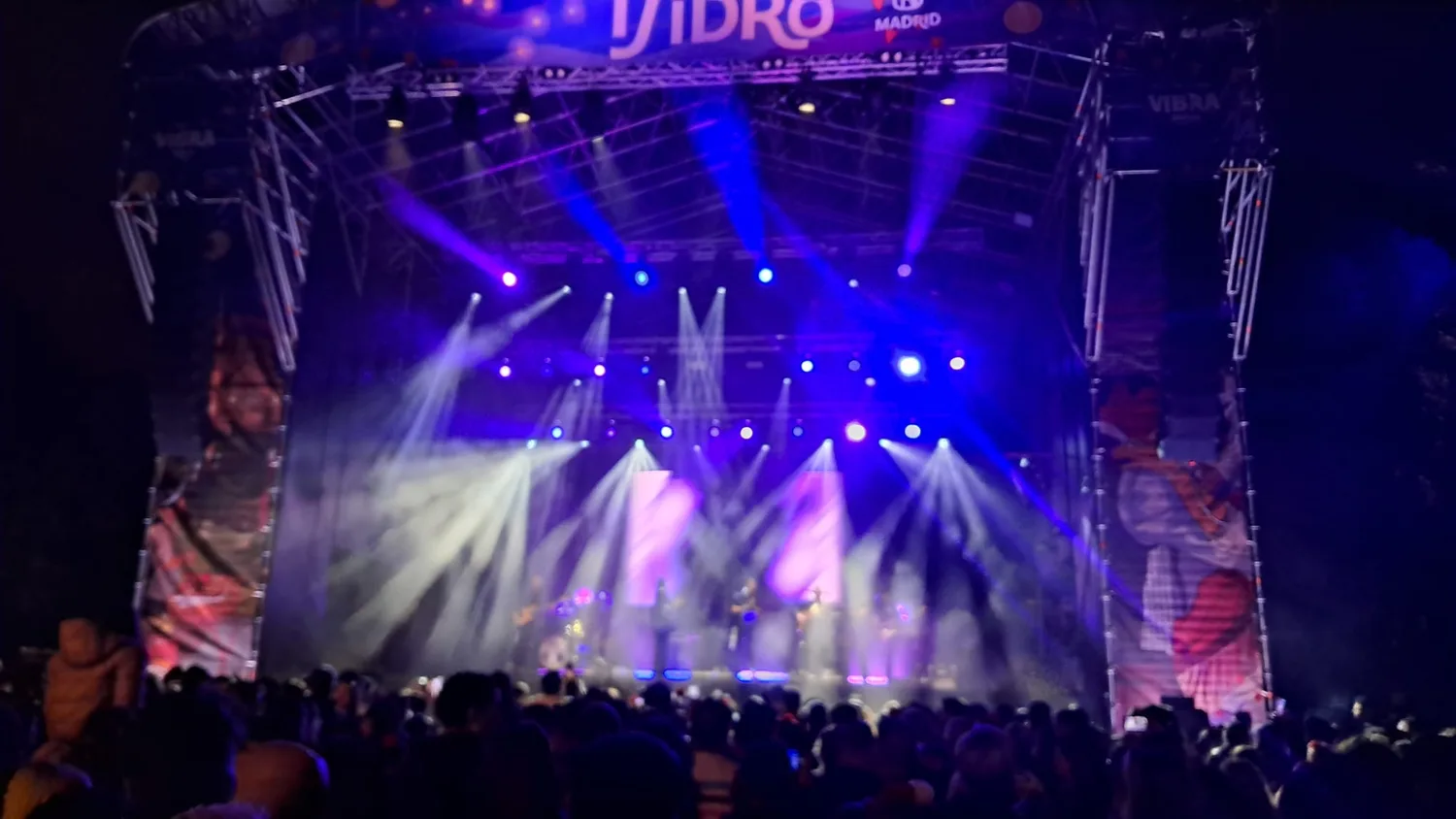 Cabezas híbridas IP65 trabajando en un escenario exterior durante las Fiestas de San Isidro