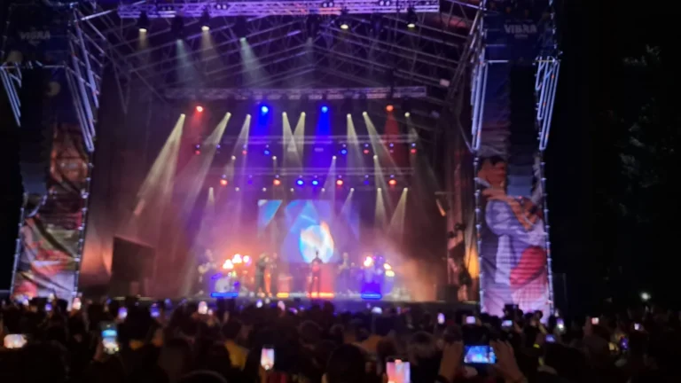 Escenario al aire libre iluminado por CITYLIGHT durante las Fiestas de San Isidro 2026 en Madrid