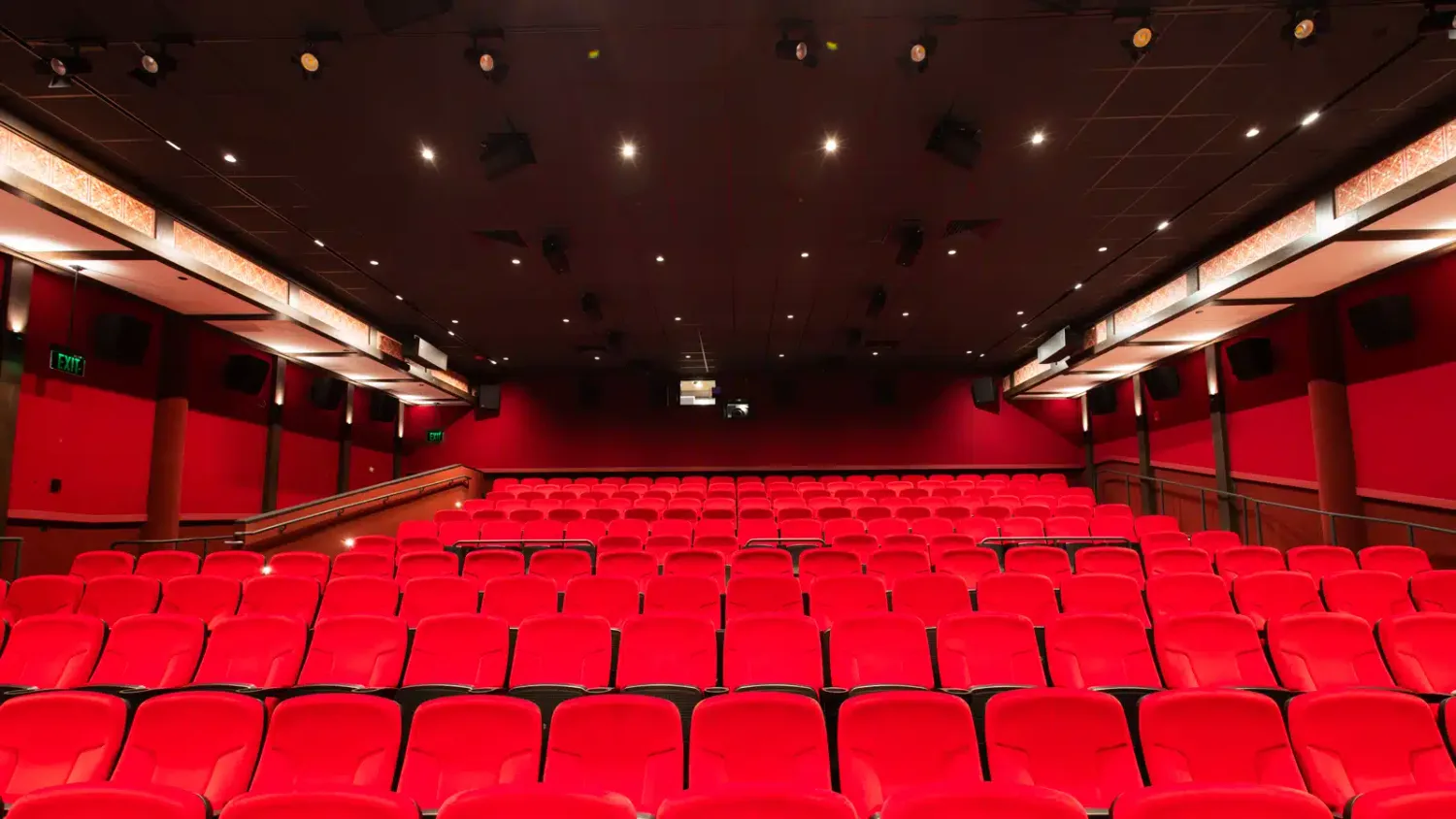 Configuración técnica de sala de cine con Meyer Sound y certificación Dolby Atmos