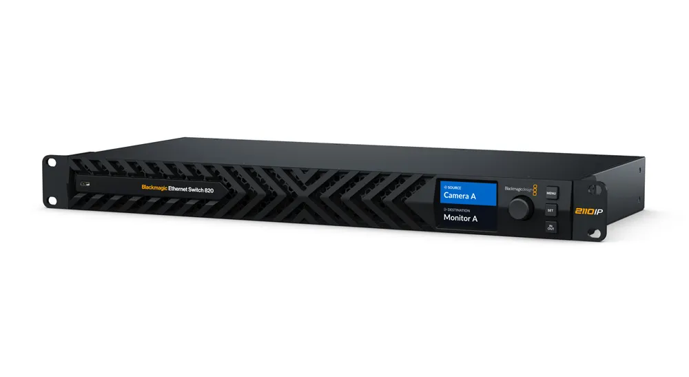 Blackmagic Ethernet Switch 820 en vista frontal 3/4 con pantalla LCD y disipador en V