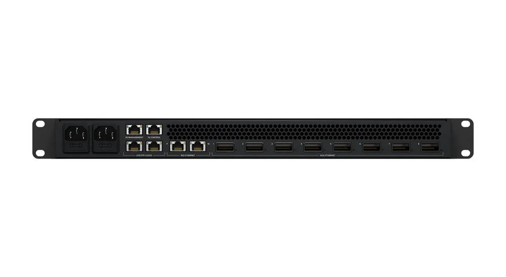 Vista trasera del Blackmagic Ethernet Switch 820 con dos fuentes redundantes, puertos PTP, NMOS, dos Ethernet 10G y ocho QSFP 100G
