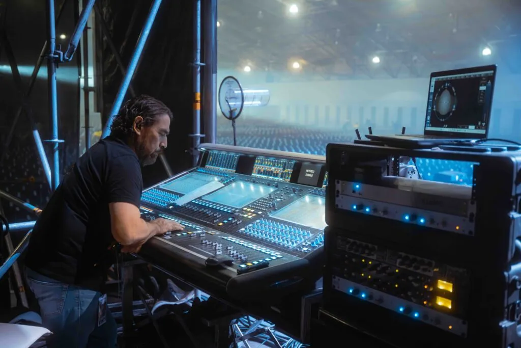 Tarjeta DMI-KLANG integrada en consola DiGiCo Quantum 326 para monitores inmersivos