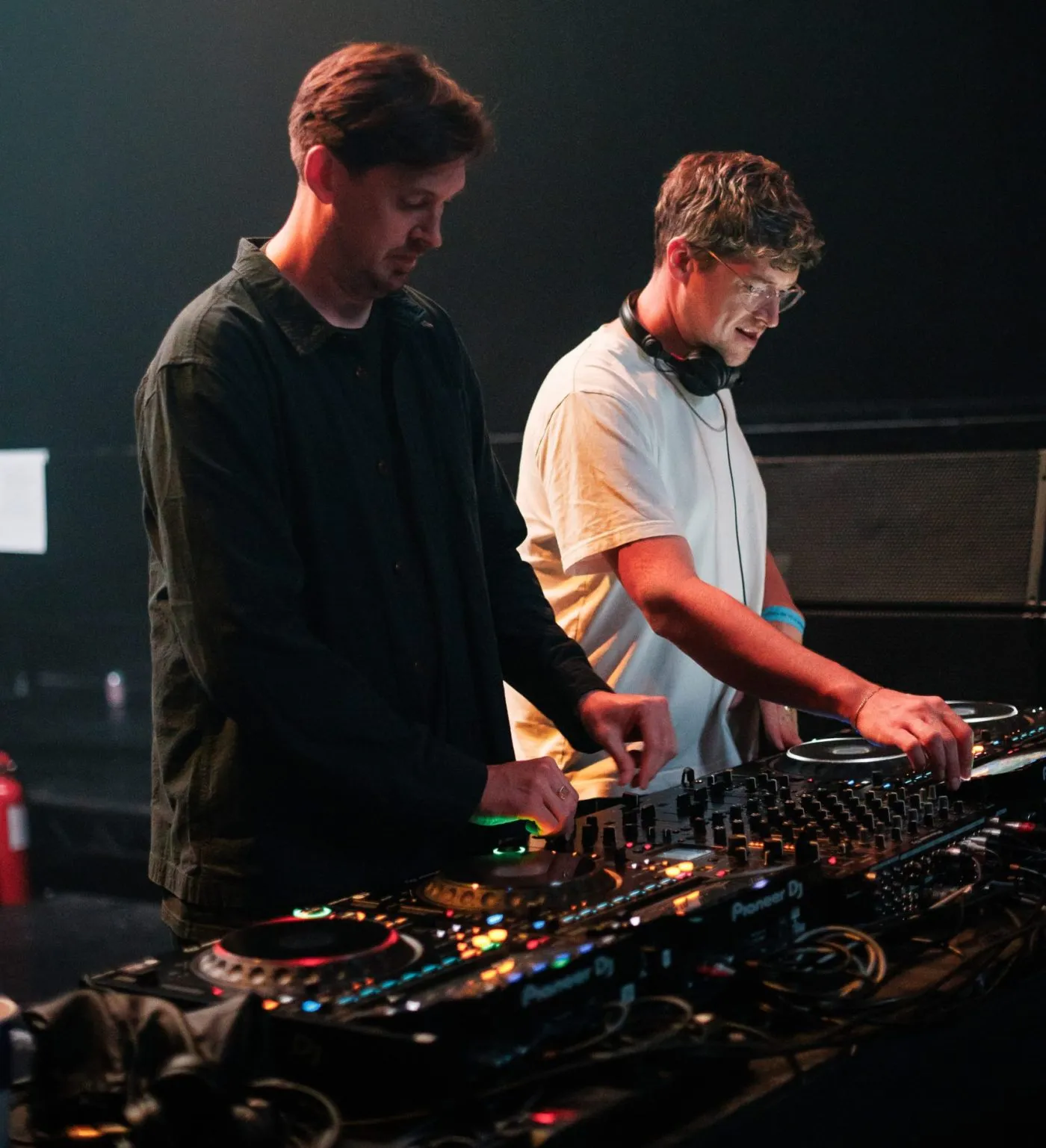 Dusky pinchando con equipo Pioneer DJ en un set all night long