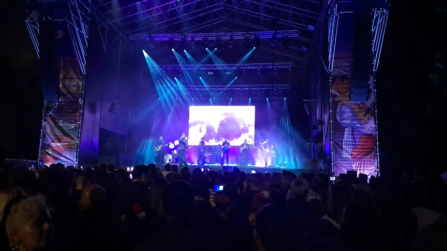 Cobertura de iluminación profesional en un concierto de las Fiestas de San Isidro 2026 en Madrid