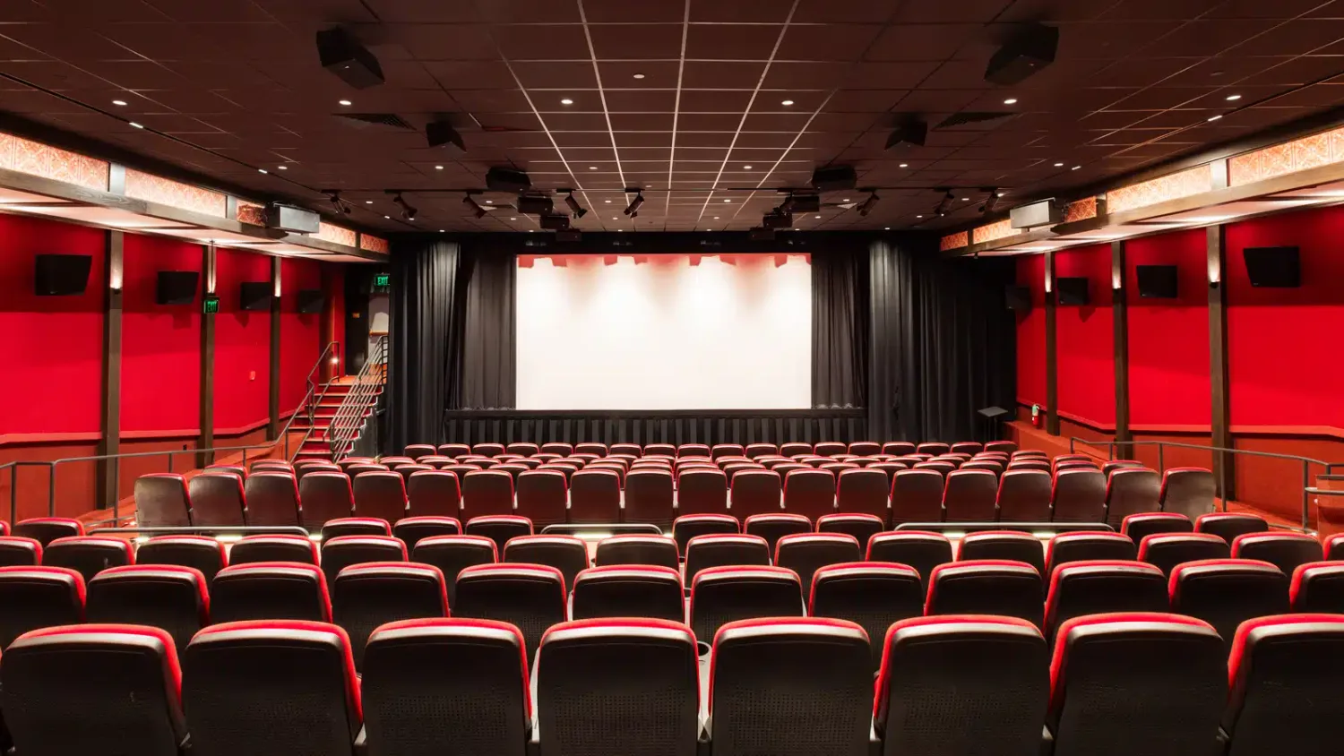 Detalle de la instalación acústica y altavoces de altura en sala Dolby Atmos del McHurley