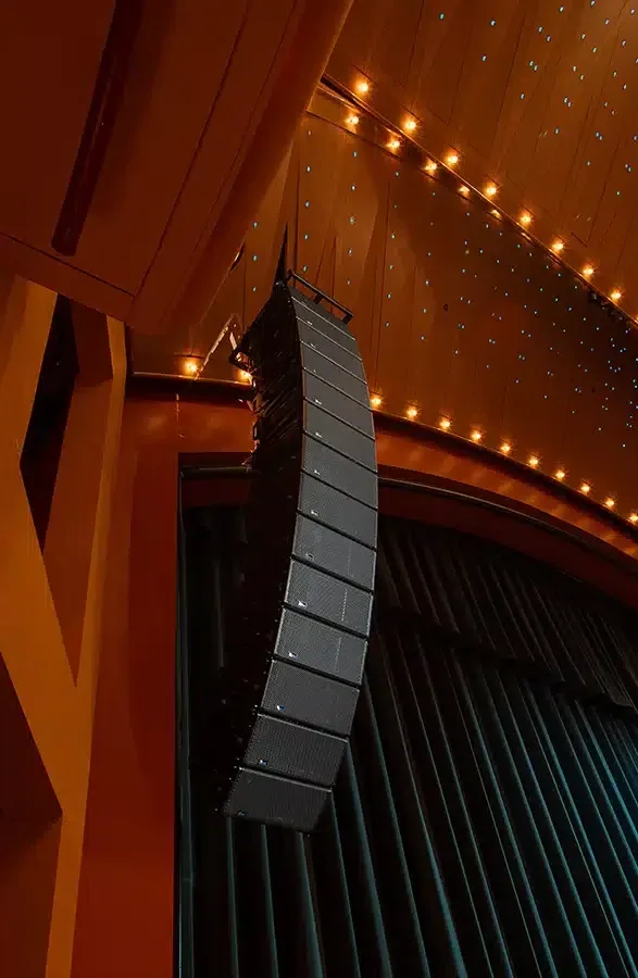 Interior del Procter & Gamble Hall del Aronoff Center con el sistema Meyer Sound LEOPARD