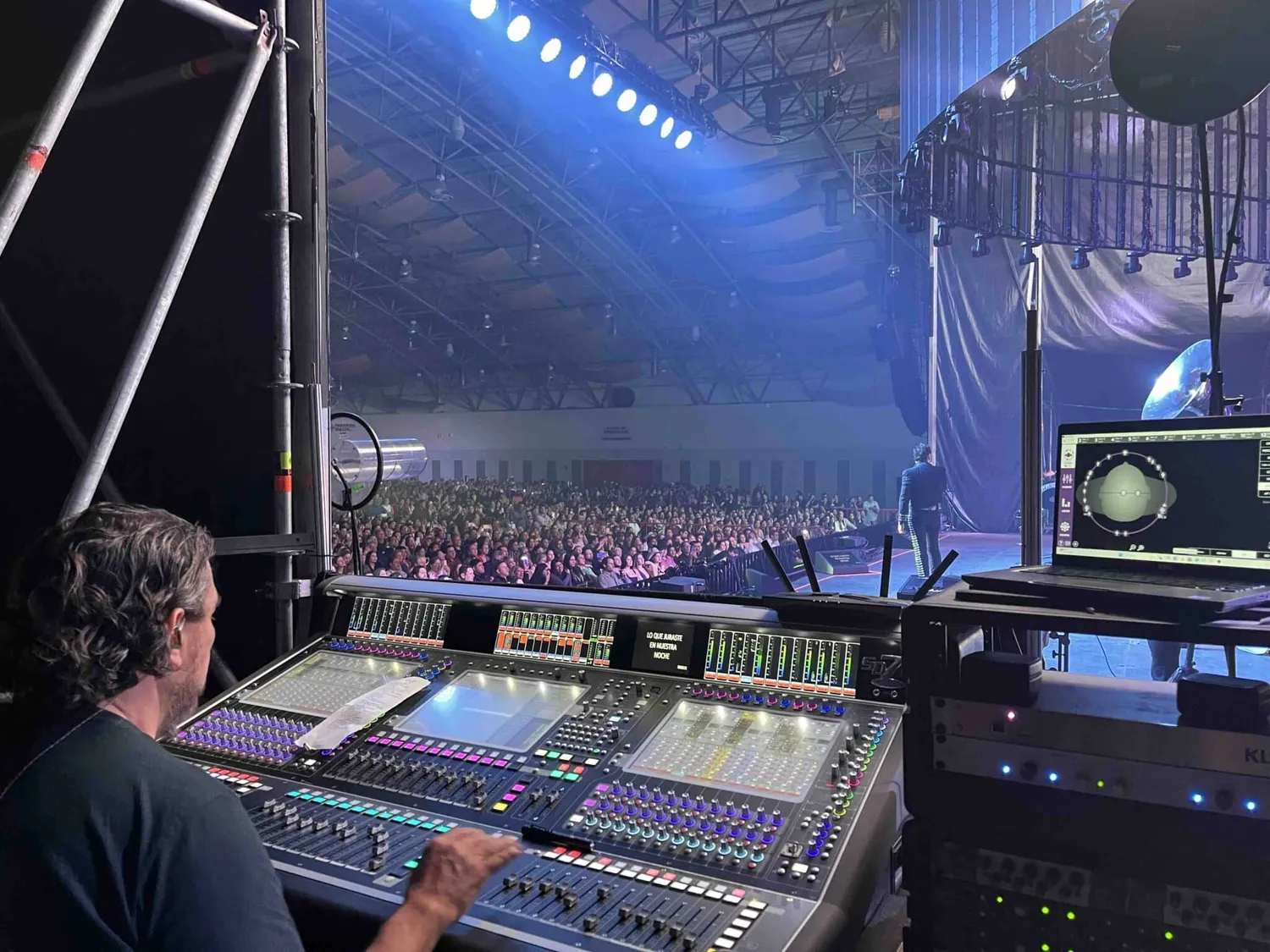 Mezcla inmersiva KLANG en escenario 360 grados durante la gira de Alejandro Fernández