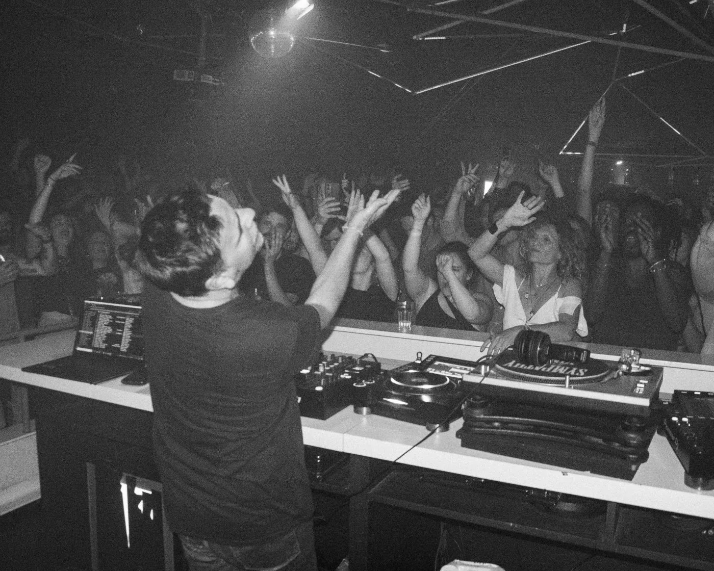 Laurent Garnier pinchando ante el público con las manos en alto durante un set all night long