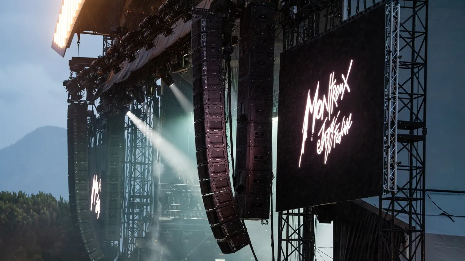Sistema line array Meyer Sound Montreux Jazz Festival desplegado en uno de los escenarios del certamen suizo