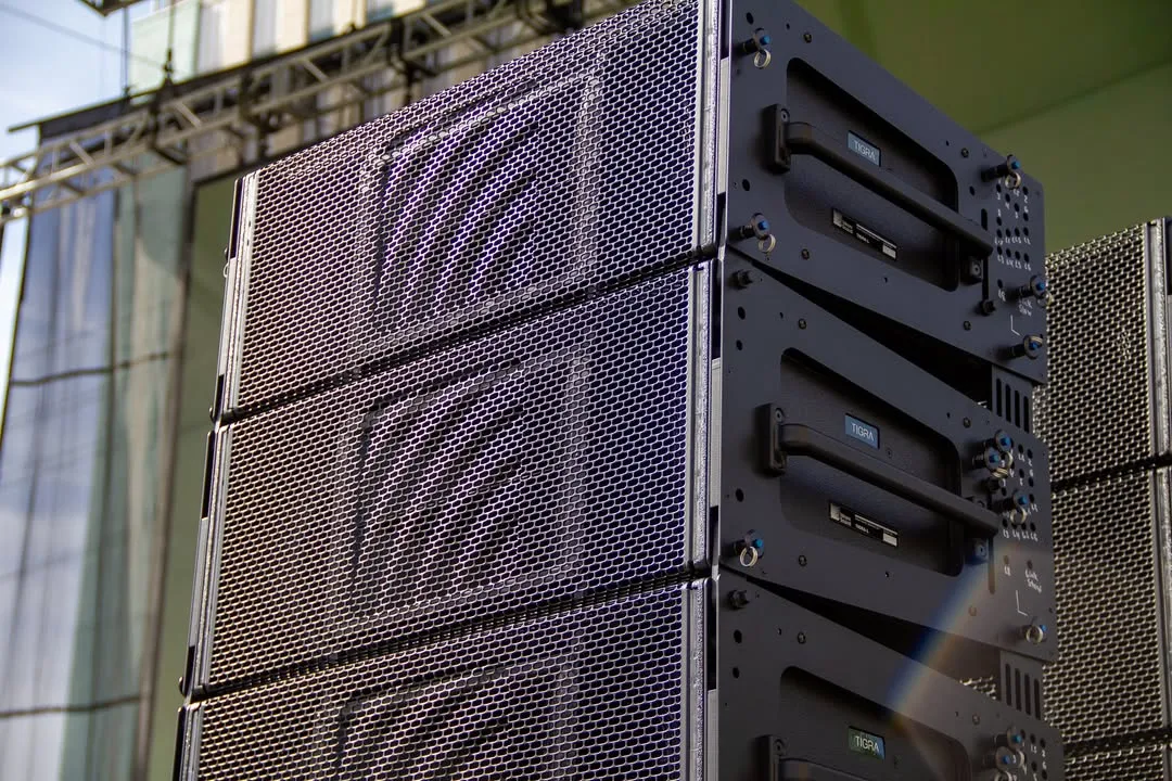 Detalle de los módulos line array de Meyer Sound TIGRA con su electrónica integrada