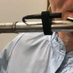 Flautista interpretando con sistema de microfonía para flauta REMIC fijado al instrumento