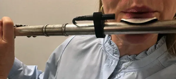 Flautista interpretando con sistema de microfonía para flauta REMIC fijado al instrumento
