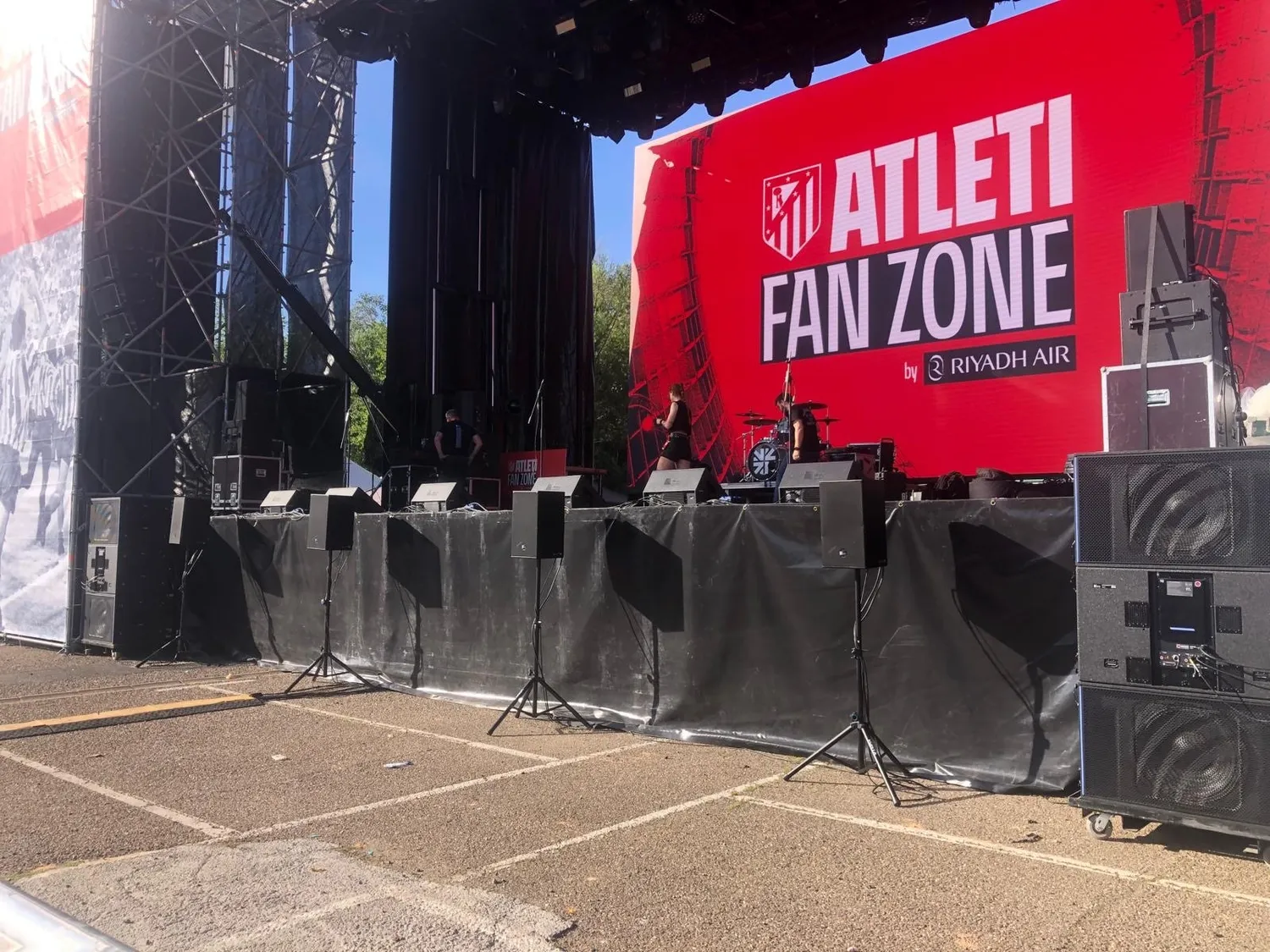 Monitores MJF-210 de Meyer Sound en el escenario de la fanzone del Atlético de Madrid