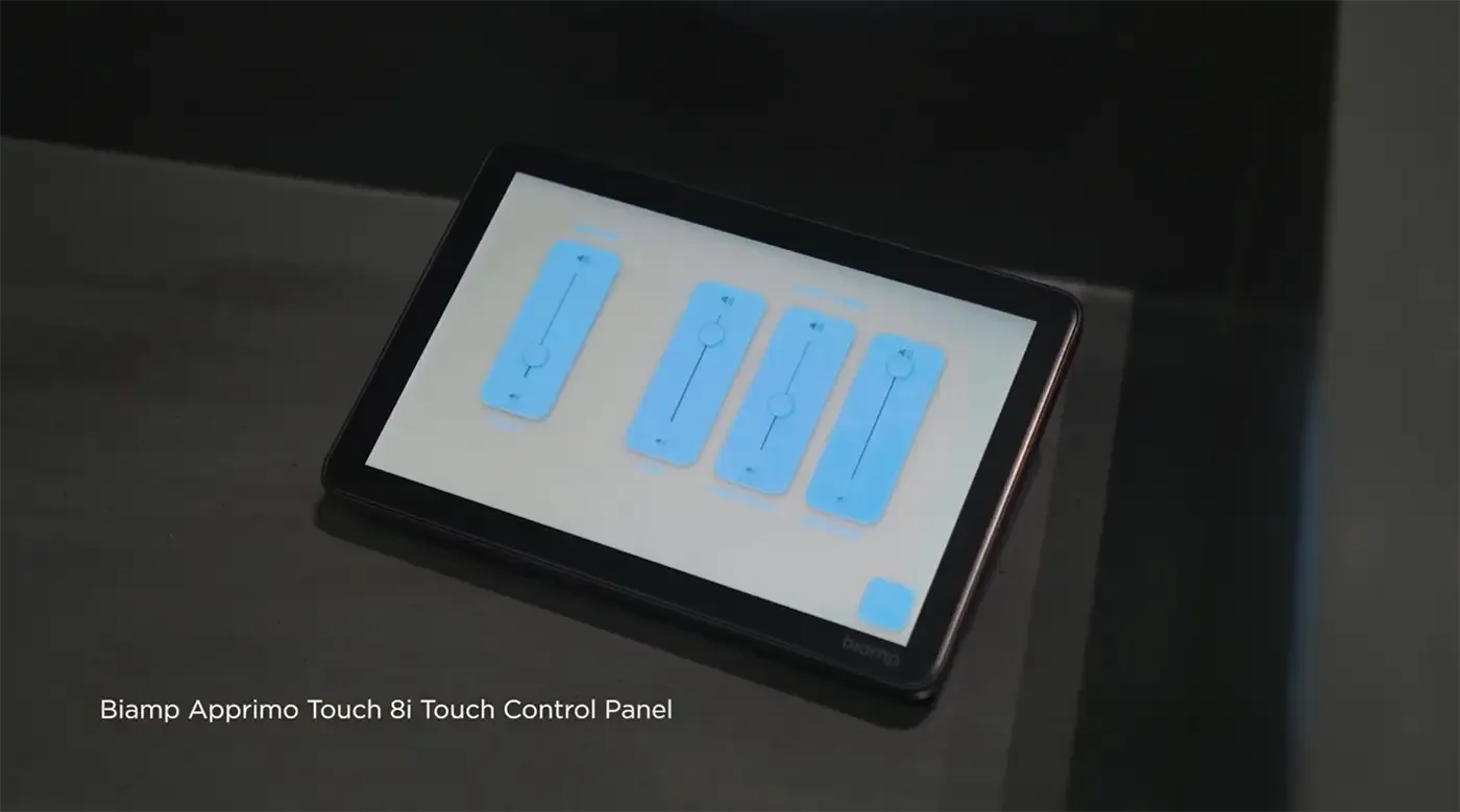 Panel táctil Biamp Apprimo Touch 8i para control de la música ambiental en la conserjería de Quintessential