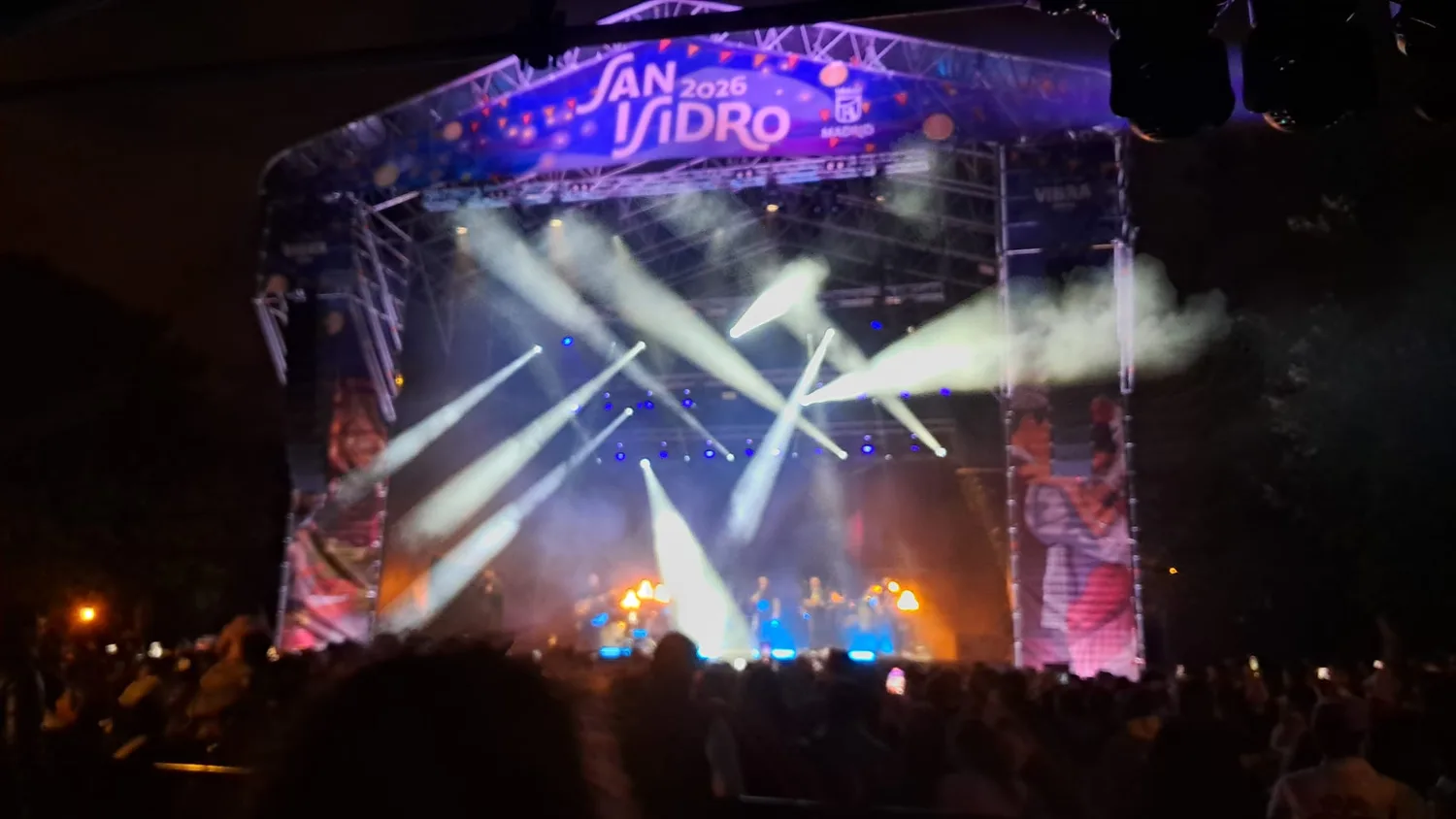 Haces de luz cruzados generados por las cabezas híbridas PROLIGHTS Astra Hybrid260IP en directo